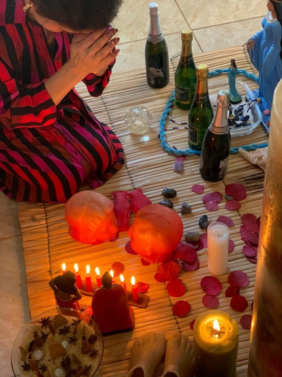 Altar preparado com velas, rosas e oferendas